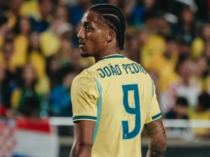 Fora da lista de convocados, João Pedro é eleito melhor jogador da temporada pelo Chelsea