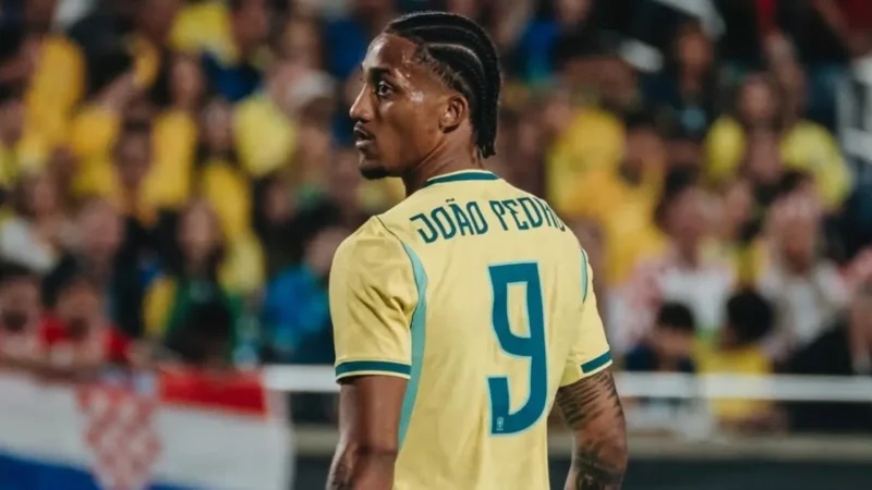 Fora da lista de convocados, João Pedro é eleito melhor jogador da temporada pelo Chelsea