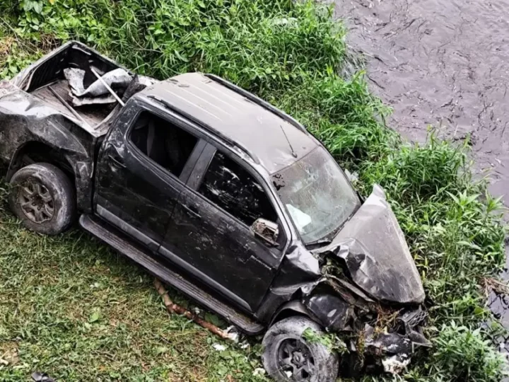 Empresário sobrevive à queda de caminhonete em ponte na BR-324 em Jacobina
