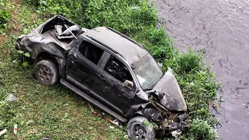 Empresário sobrevive à queda de caminhonete em ponte na BR-324 em Jacobina