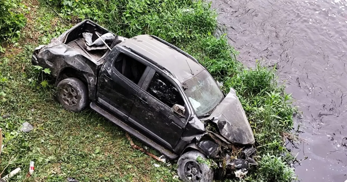 Empresário sobrevive à queda de caminhonete em ponte na BR-324 em Jacobina