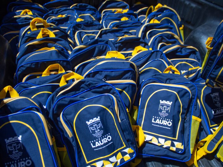 Lauro de Freitas divulga cronograma de entrega de novos uniformes e materiais escolares para 25 mil alunos da rede pública