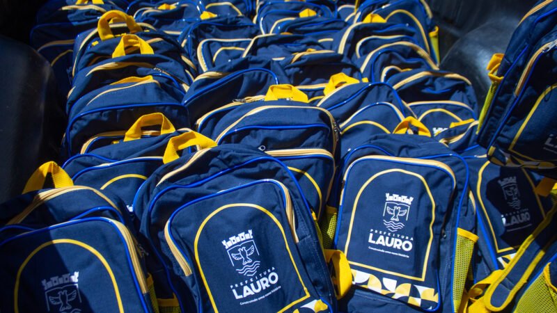Lauro de Freitas divulga cronograma de entrega de novos uniformes e materiais escolares para 25 mil alunos da rede pública