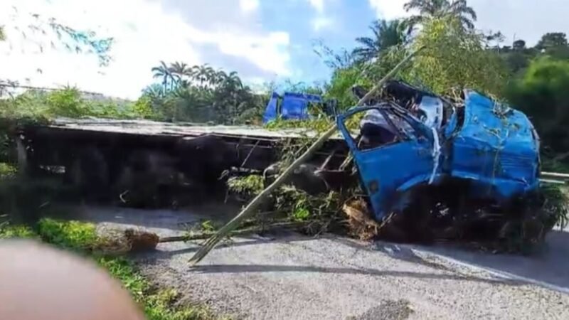 Motorista morre após perder controle de caminhão, ser arremessado e atropelado pelo próprio veículo na Bahia