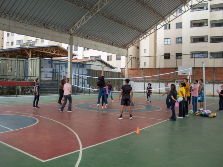 Oficina de voleibol amplia práticas pedagógicas de professores da rede municipal