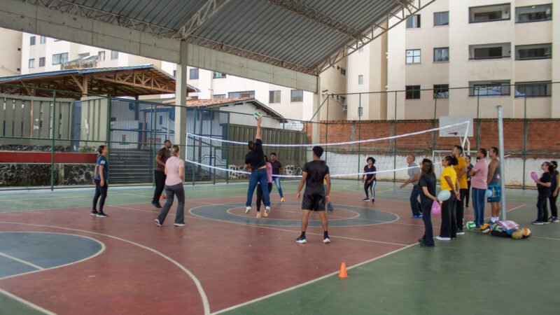 Oficina de voleibol amplia práticas pedagógicas de professores da rede municipal