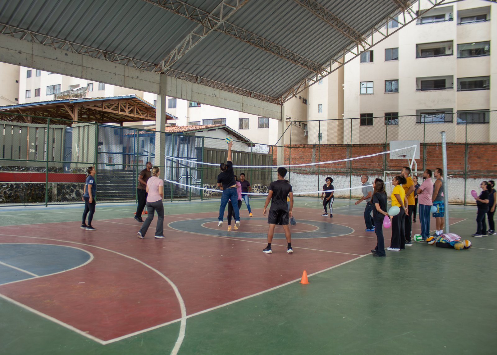 Oficina de voleibol amplia práticas pedagógicas de professores da rede municipal