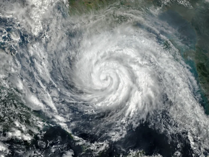 Ciclone extratropical com tempestade e ventos de até 100 km/h chega hoje (20) ao Brasil