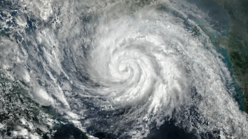 Ciclone extratropical com tempestade e ventos de até 100 km/h chega hoje (20) ao Brasil